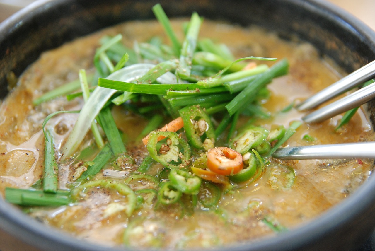 龍魚多久喂一次食物合適（龍魚喂食頻率） 祥龍藍(lán)珀金龍魚 第2張