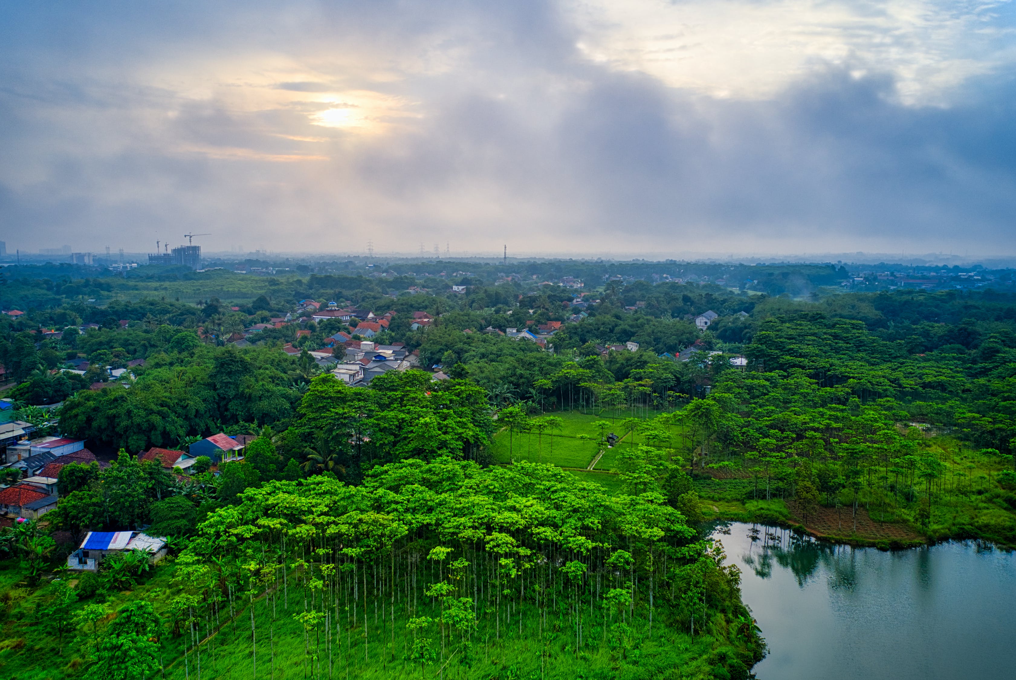 洛寧縣天潤果業(yè)生態(tài)莊園（洛寧縣天潤果業(yè)生態(tài)莊園簡介）