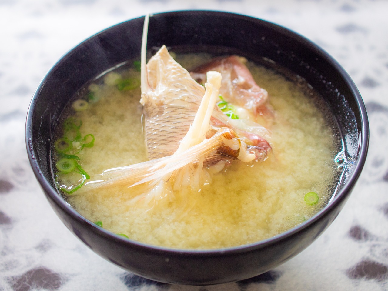 鯽魚(yú)怎樣做成骨頭都酥的酥魚(yú)（酥骨魚(yú)的制作方法 鯽魚(yú)） 元寶鳳凰魚(yú)專用魚(yú)糧 第2張