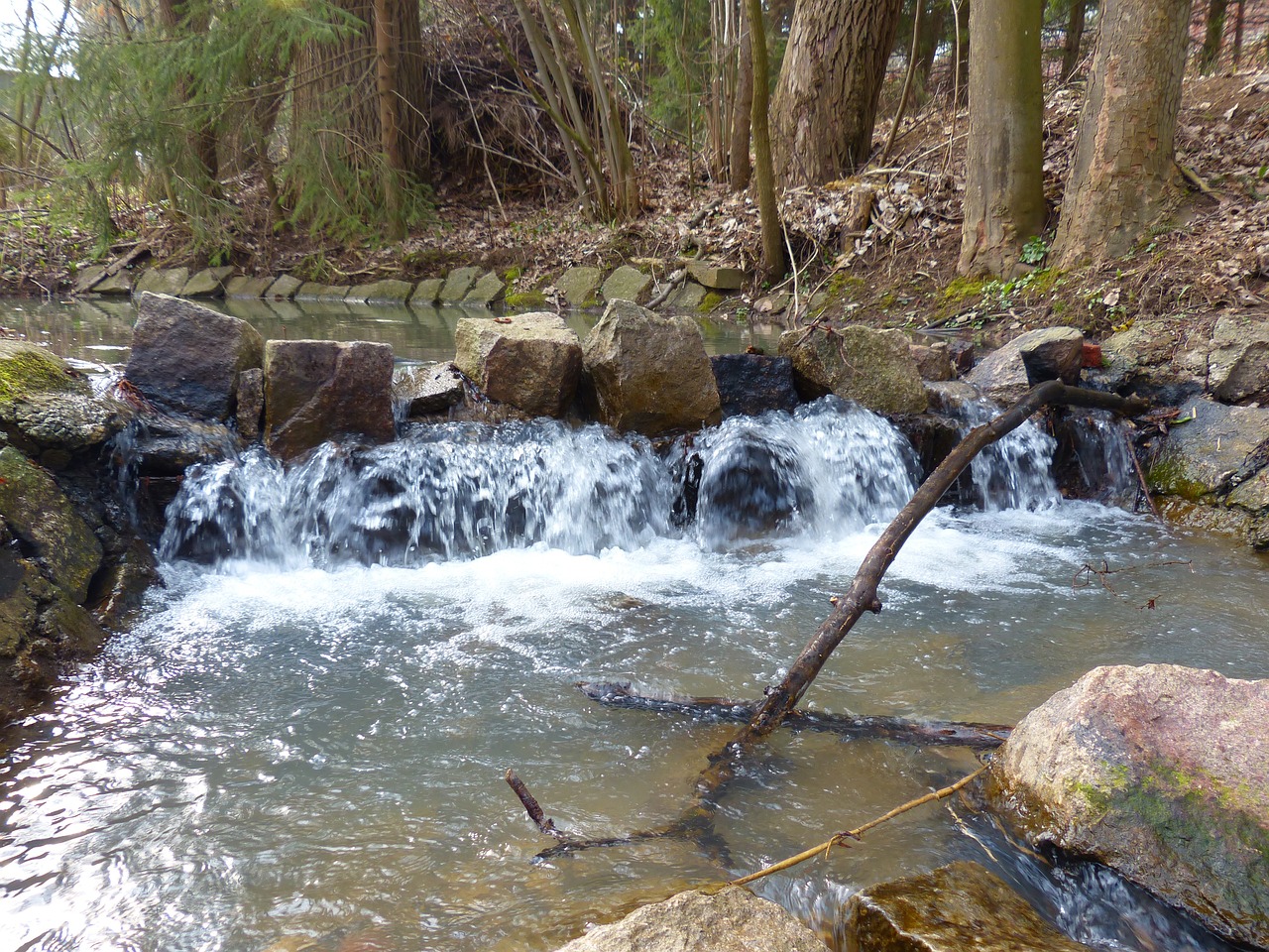 溪流造景圖片（養(yǎng)孔雀魚，魚缸底下鋪什么石頭最好） 廣州景觀設(shè)計 第2張