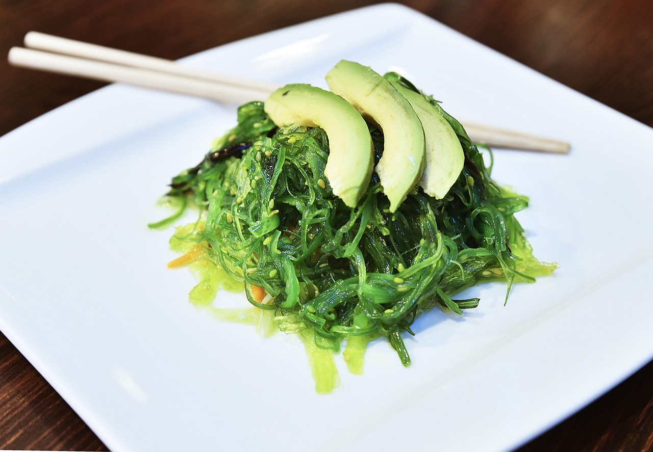 金龍魚(yú)怎樣喂食（金龍魚(yú)一天喂多少次食） 稀有金龍魚(yú) 第3張