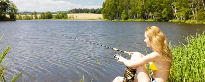 夏天釣魚應(yīng)該釣深水還是淺水釣遠(yuǎn)水還是近水 龍魚專用燈 第1張