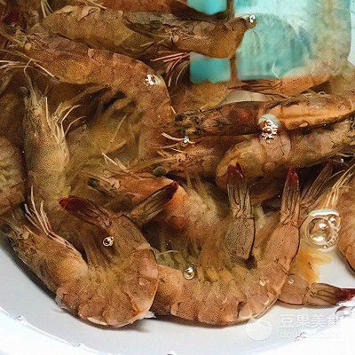 金龍魚吃蝦用去皮嗎：喂食金龍魚時需要去皮嗎？