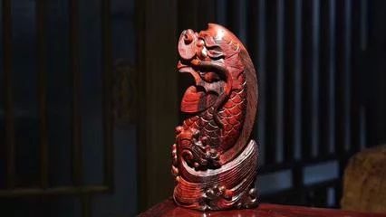 龍魚(yú)雕刻件的寓意和象征是什么：龍魚(yú)雕刻件的寓意和象征