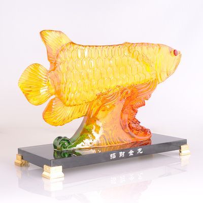 龍魚(yú)的魚(yú)缸應(yīng)該養(yǎng)幾只魚(yú)：龍魚(yú)的魚(yú)缸大小適合養(yǎng)幾只魚(yú)并沒(méi)有一個(gè)固定的因素