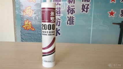 玻璃膠粘的魚缸能用幾年啊視頻：玻璃膠粘接魚缸使用壽命主要取決于所使用的玻璃膠種類以及日常保養(yǎng) 魚缸百科 第1張