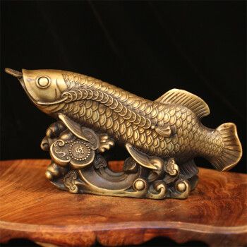 白色金龍魚(yú)擺件寓意：白色金龍魚(yú)擺件在中國(guó)傳統(tǒng)文化中被譽(yù)為吉祥富貴的象征