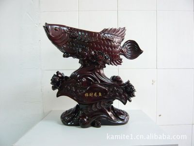 龍魚工藝品擺件：龍魚工藝品擺件是一種具有中國文化特色的特色的裝飾品