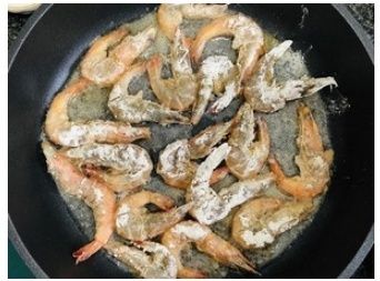 金龍魚吃蝦嗎怎么吃：金龍魚可以吃蝦嗎喂食時需要注意哪些細節(jié)，金龍魚吃蝦需要注意 龍魚百科 第3張