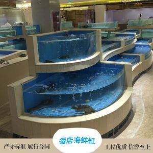 除了玻璃魚缸還有什么魚缸好養(yǎng)：亞克力魚缸是一種常見的現(xiàn)代魚缸材料，耐酸堿性能優(yōu)良