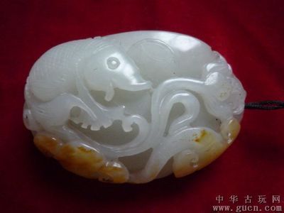 玉石金龍魚(yú)擺件的寓意：玉上面雕刻龍和魚(yú)意味著吉祥、尊貴和成功不僅僅是一件裝飾品 龍魚(yú)百科