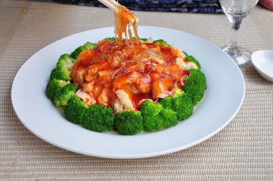 為什么紅龍魚那么貴：飛龍魚翅猴頭菇是中國傳統(tǒng)美食中的一道豪華菜品，融合多種珍貴食材 龍魚百科 第2張