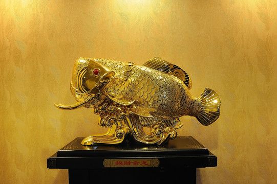 金龍魚金擺件：金龍魚金擺件吉祥如意元寶寓意著吸八方財源納萬福之意