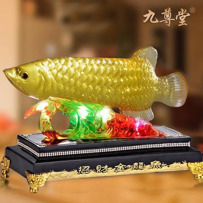 金龍魚擺件在風(fēng)水學(xué)中有什么講究？：客廳擺放金龍魚擺件有幾種建議，有幾種建議，有福有祿