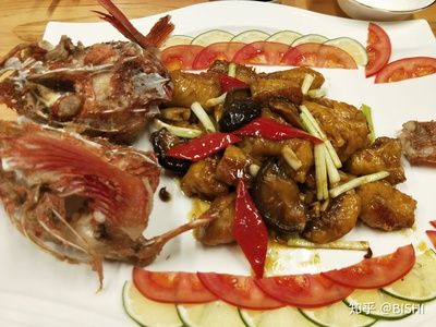 紅龍魚(yú)的食用價(jià)值：淡水觀賞魚(yú)紅龍魚(yú)的食用價(jià)值不菲，紅龍魚(yú)在市場(chǎng)上價(jià)值不菲