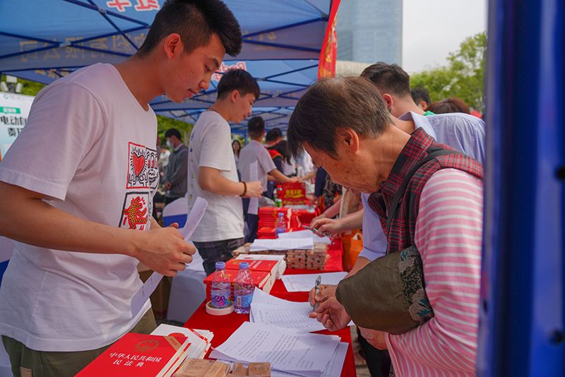 金龍魚食用油的瓶底中央有一個形狀如油滴般的標(biāo)志是假貨：如何辨別金龍魚食用油的真?zhèn)? title=