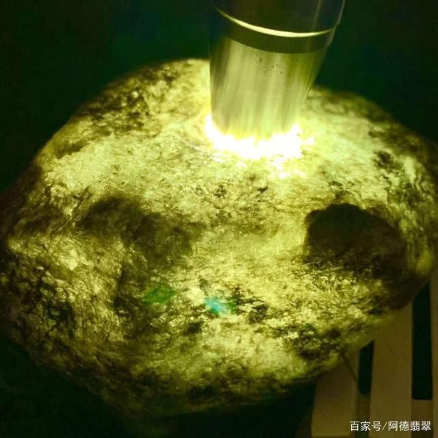 翡翠原石的正確養(yǎng)護方式了解：翡翠原石放入魚缸中不會影響水質(zhì)，