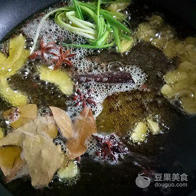 金龍魚背上發(fā)黑是什么原因：金龍魚背部發(fā)黑怎么辦