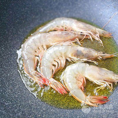 大蝦沒扒殼喂了金龍魚會死嗎（金龍魚吃整只蝦需要去殼嗎） 魚缸風水 第6張