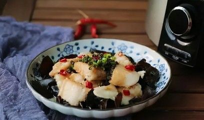 龍魚喂大塊還是小塊（決定喂食龍魚大塊或小塊食物時需要考慮多個因素）