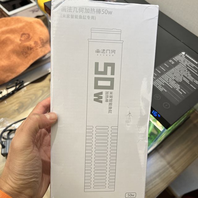 小米魚缸適合什么加熱棒50w還是100w：小米魚缸加熱棒的選擇應(yīng)考慮其功率,對(duì)于小米魚缸加熱棒的選擇