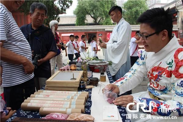 藍(lán)底金龍魚(yú)好還是金龍魚(yú)好：藍(lán)底的金龍魚(yú)和普通的金龍魚(yú)有什么區(qū)別？ 水族問(wèn)答 第2張