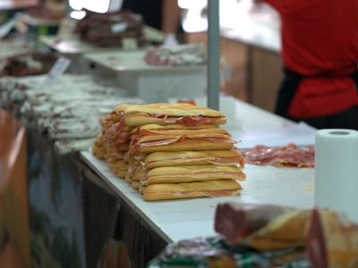 夏季財(cái)神鸚鵡魚換水頻率及方法：夏季更換財(cái)神鸚鵡魚的水應(yīng)考慮頻率和方式一般建議每周換水1次 財(cái)神鸚鵡魚 第4張